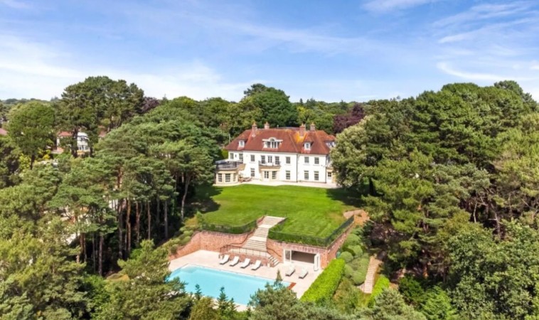 Căn biệt thự với hồ bơi được Adam Lallana rao bán.