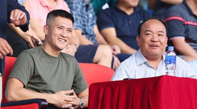 Công Vinh vừa trở lại sân Vinh để.