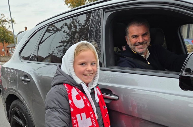 Postecoglou vẫn lịch sự với người hâm mộ.