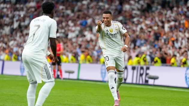 Mbappe thi đấu tốt trên sân khách.