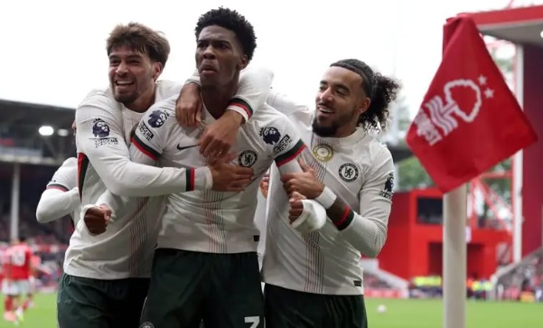 Chelsea đè bẹp Forest trong hiệp hai.