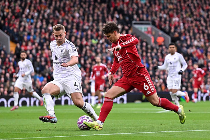 Matthijs de Ligt (7.0 điểm): Một màn trình diễn quyết đoán và chiếm ưu thế ở trung tâm hàng phòng ngự. Anh thể hiện sức mạnh để loại bỏ Milos Kerkez ngay từ đầu trận và giúp đội nhà đứng vững trước những đợt tấn công của đối thủ, ngoại trừ tình huống cả hàng thủ mất tập trung khi Gakpo dứt điểm.