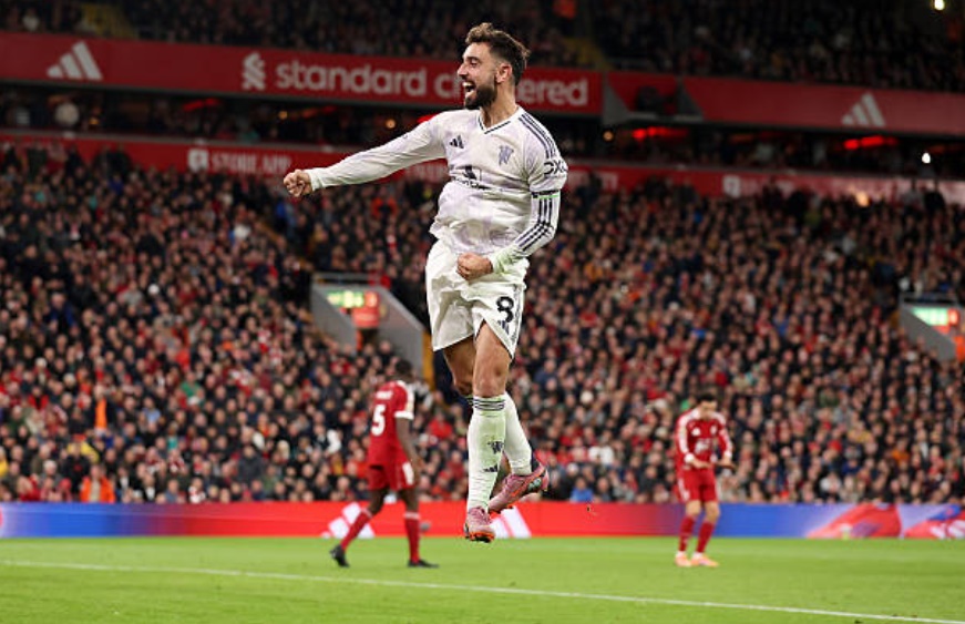 Bruno Fernandes (7.9 điểm): Đóng vai trò quan trọng trong các pha lên bóng. Thể hiện tư duy nhanh nhạy khi chuyền bóng cho Amad trong bàn mở tỷ số. Lẽ ra đã có thể ghi bàn khi dứt điểm trúng cột dọc nhưng đã bù đắp bằng nhiều cách khác, chẳng hạn như pha đoạt bóng trong chân Isak ngay trong vòng cấm và là người giữ cho đợt tấn công dẫn đến bàn thắng của Maguire tiếp diễn.