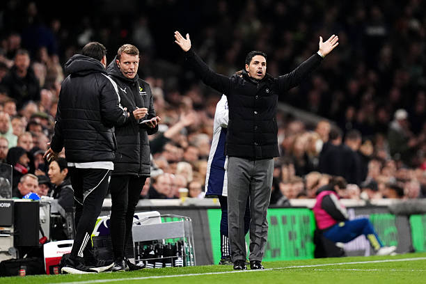 Arsenal tăng cường lực lượng rầm rộ.