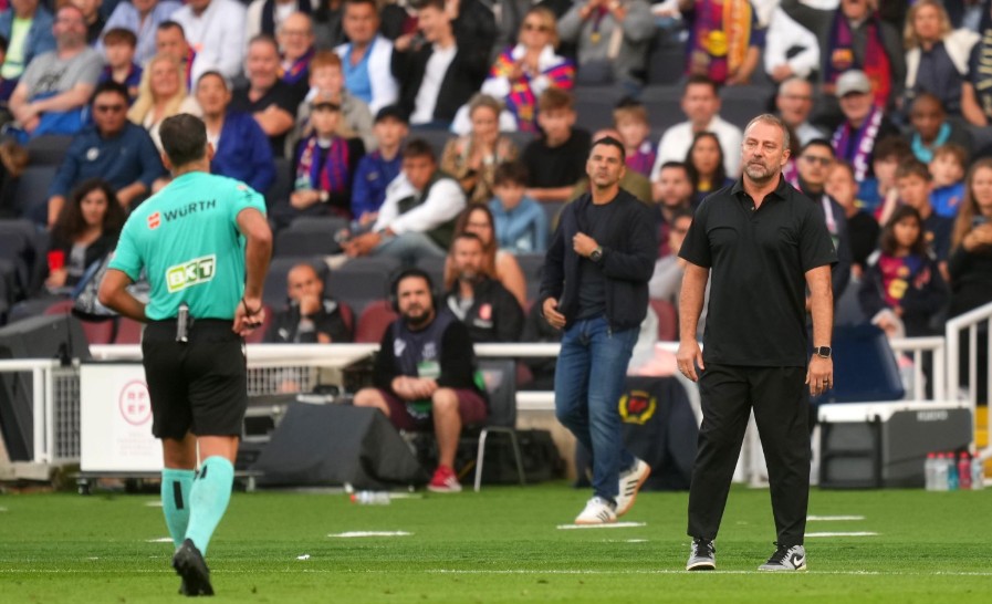 HLV Hansi Flick bị truất quyền thi đấu ở trận gặp Girona.