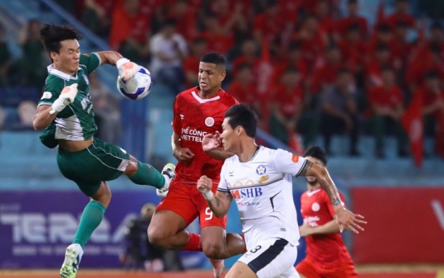 Thủ môn Bùi Tiến Dũng được cho là chấn thương nặng.