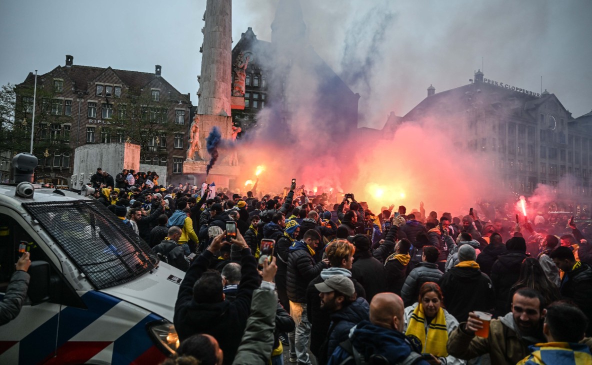 CĐV Tel Aviv trước trận đấu với Ajax năm 2024.