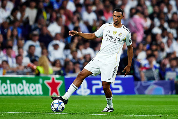 Những hậu vệ biên trong bóng đá hiện đại như Trent Alexander-Arnold phải làm tốt cả nhiệm vụ phòng ngự lẫn tấn công.