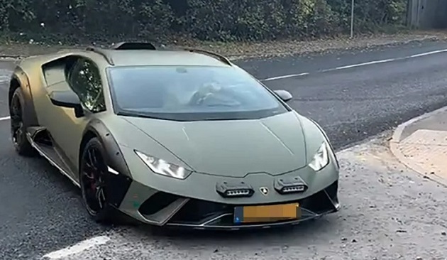 Haaland xuất hiện ở sân tập Man City với chiếc Lamborghini giá khoảng 250.000 bảng.