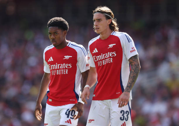 Arteta có lý do để sử dụng Lewis-Skelly thay vì Calafiori.