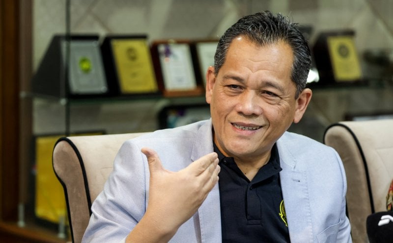 Ông Tan Sri Hamidin Mohd Amin vẫn bình thản nhận giải thưởng.