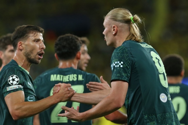 Man City làm chủ thế trận trước Villarreal.