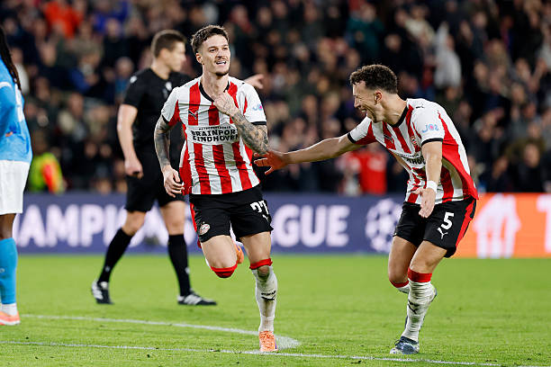 PSV Eindhoven có màn hủy diệt Napoli.