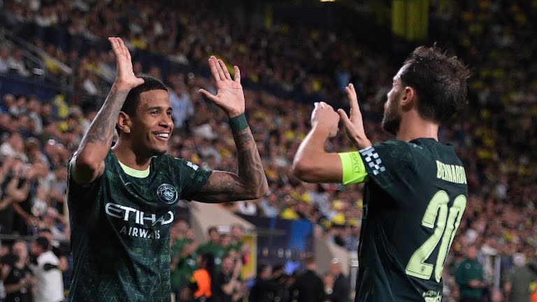 Silva ăn mừng sau bàn thắng.