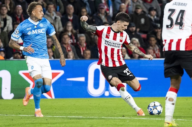 Ảnh bài viết Peter Bosz: "Nghe tiếng bóng rời chân thôi đã đủ biết nó uy lực thế nào"