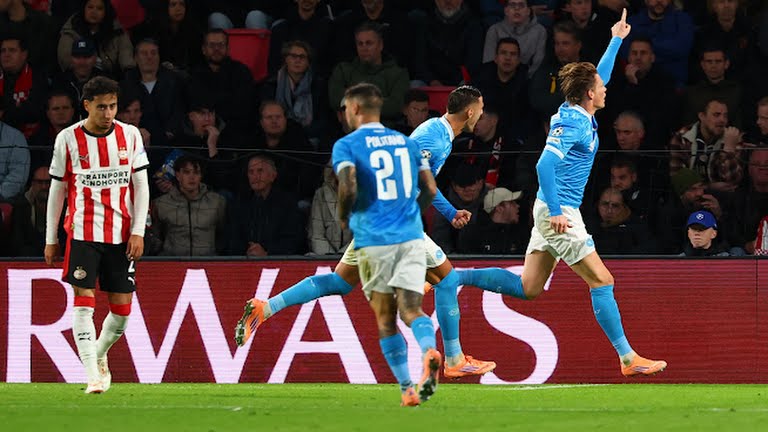 Anh ăn mừng sau bàn mở tỷ số.