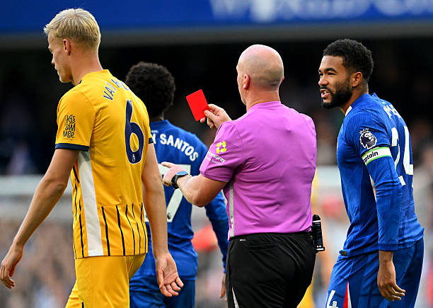 Chelsea liên tục nhận về những chiếc thẻ đỏ. 