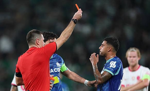 Chiếc thẻ đỏ của Emerson Palmeiri là một phần nguyên nhân khiến Marseille thua Sporting.