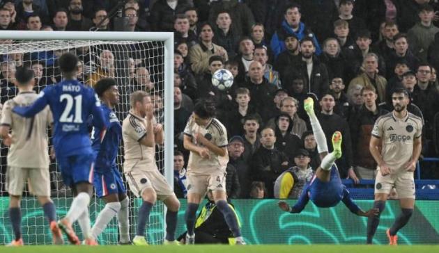 Pha ngã người móc bóng ngẫu hứng của sao trẻ Brazil