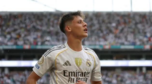 Ảnh bài viết Arda Guler khiến hậu vệ Juventus “trượt dài” bằng pha giả xoay bóng đẳng cấp