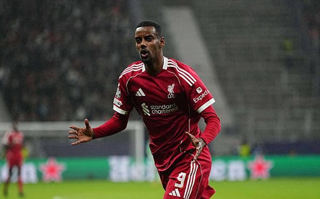 Alexander Isak rời sân giữa chừng ở cuộc chạm trán Eintracht Frankfurt vì chấn thương.
