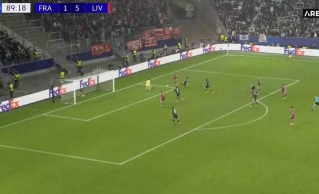 Thay vì chuyền cho Wirtz, Salah quyết định dứt điểm.