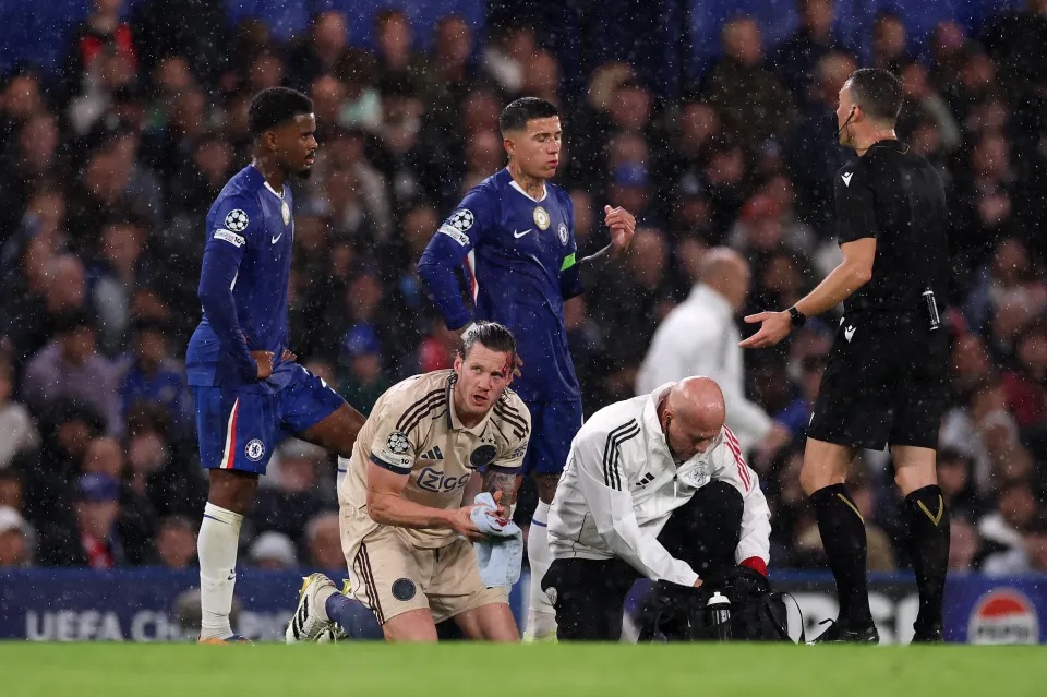 Ảnh bài viết Weghorst chảy máu đầm đìa trận gặp Chelsea