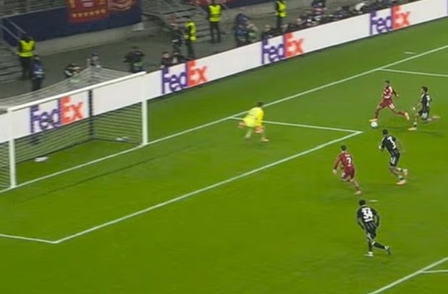 Salah bị chỉ trích vì pha bóng ích kỷ này.