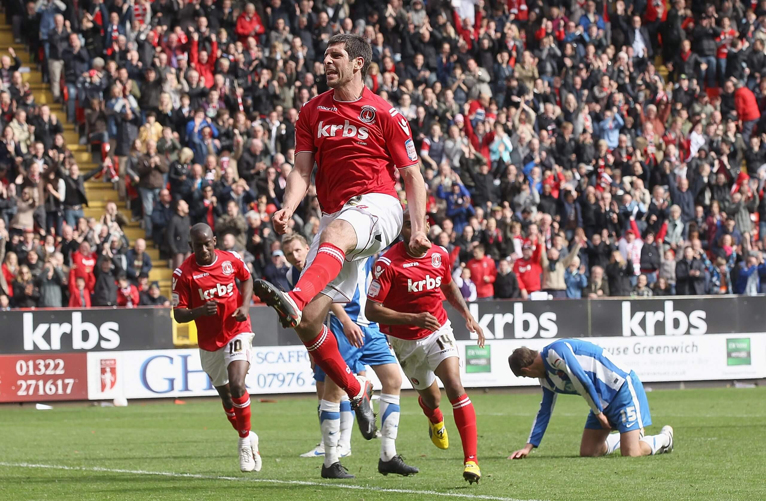 Danny Hollands đã có một trong những mùa giải hay nhất sự nghiệp giữa lúc cuộc sống gia đình vô cùng bận rộn.