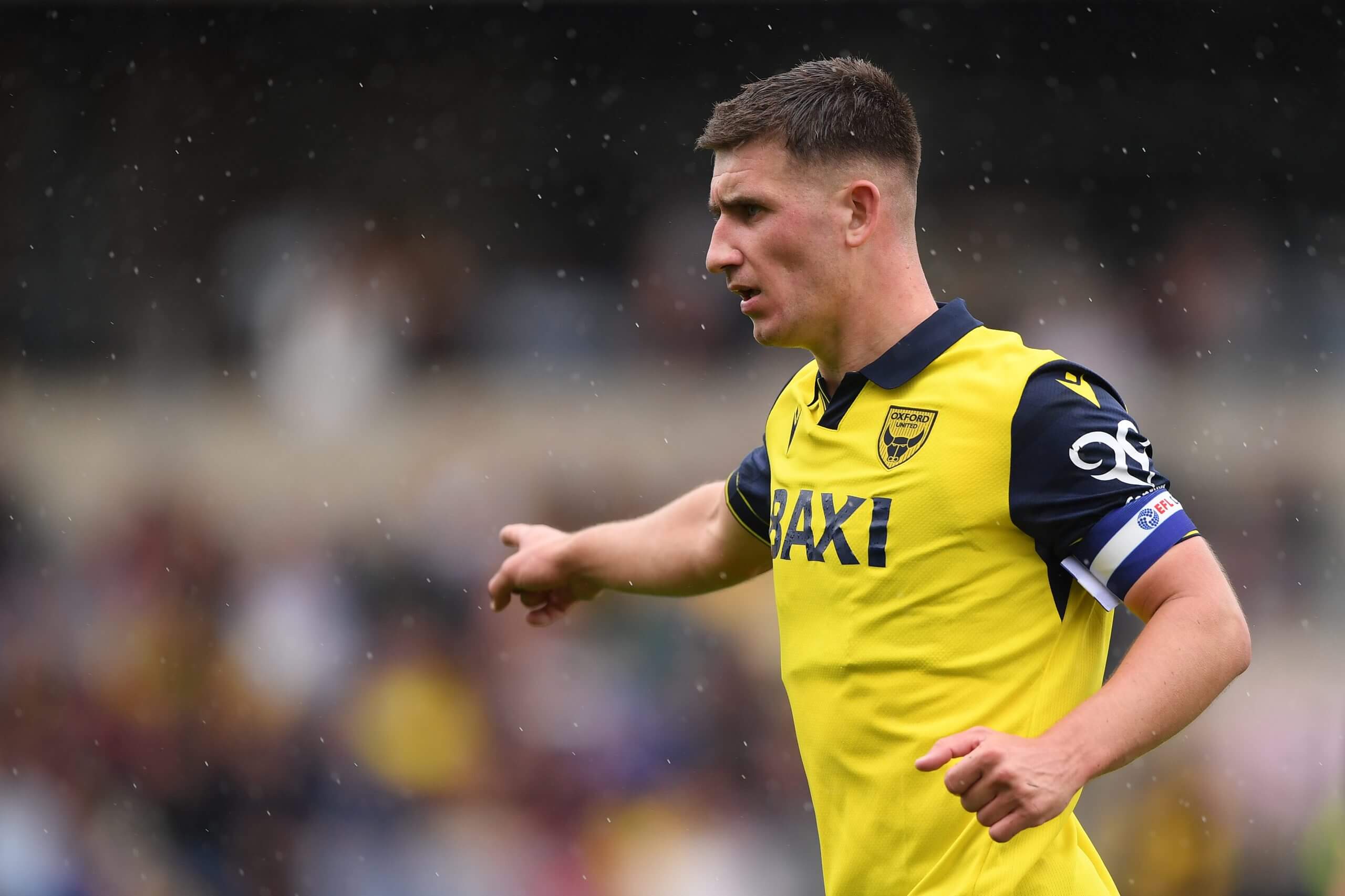 Cameron Brannagan đã phải chạy nước rút từ sân vận động để kịp có mặt khi con trai chào đời.