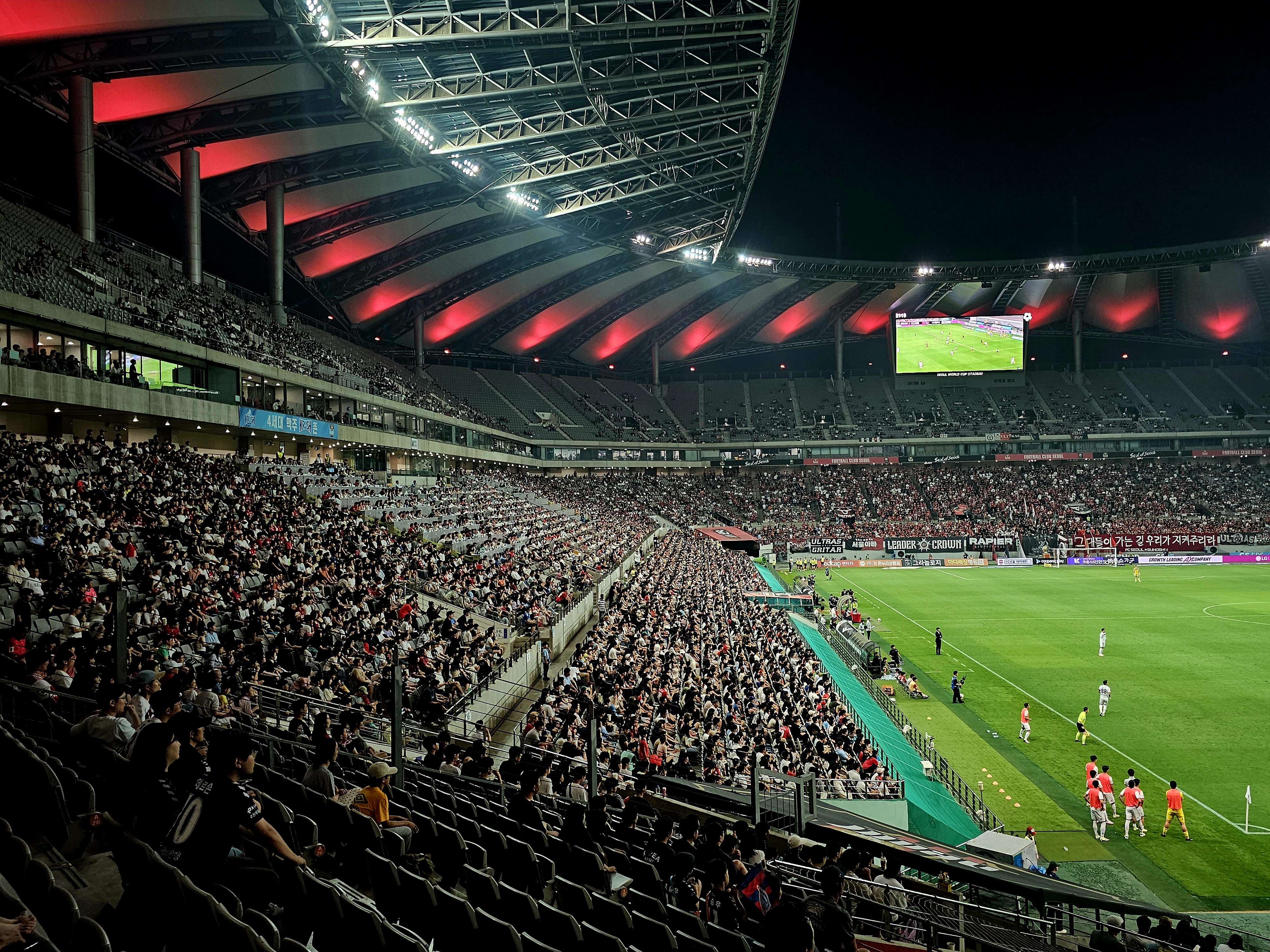 Sân vận động còn là mái nhà của FC Seoil