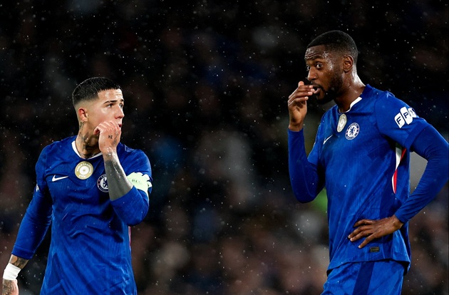 Ảnh bài viết Hậu vệ Chelsea bị chỉ trích vì "pha phạm lỗi ngớ ngẩn"
