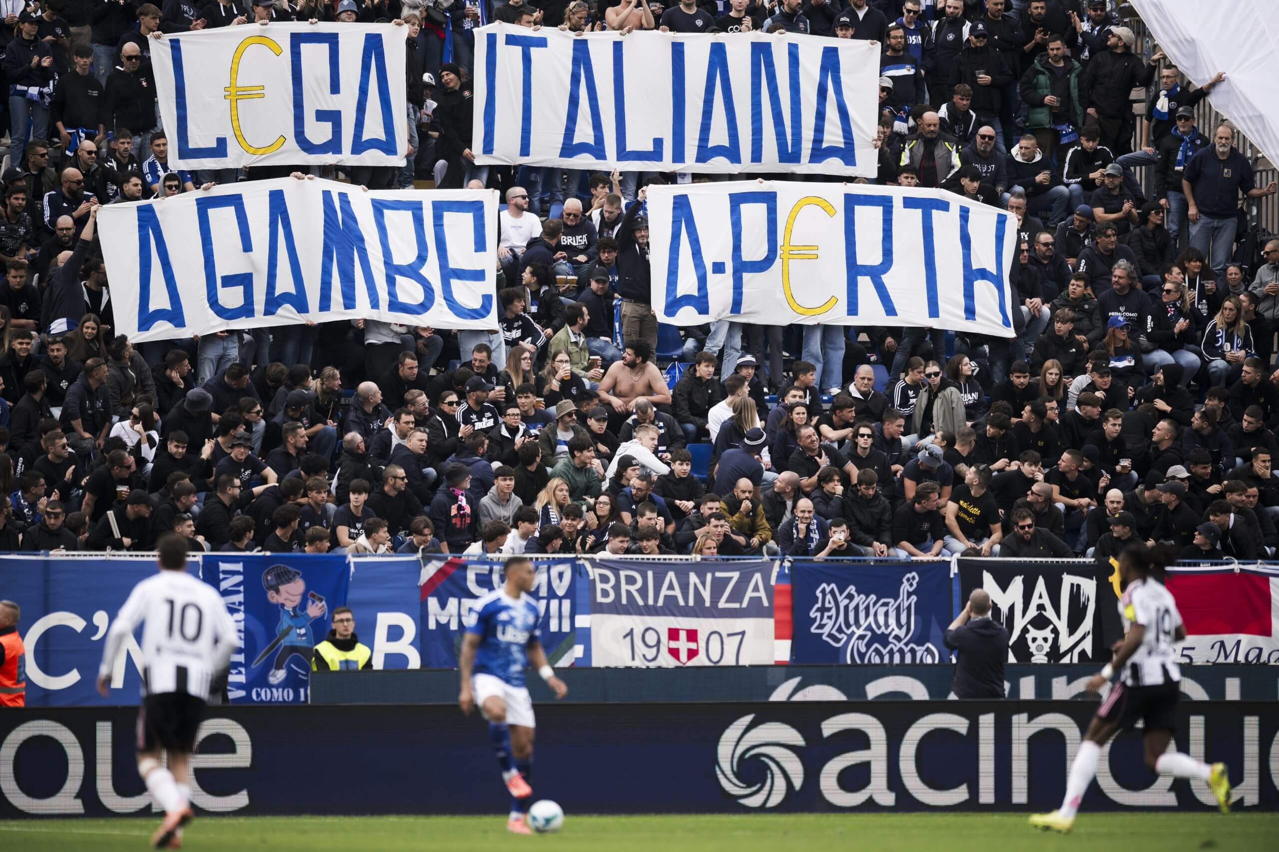 Các CĐV Como phản đối kế hoạch chuyển trận đấu của họ với AC Milan đến Perth, Australia.