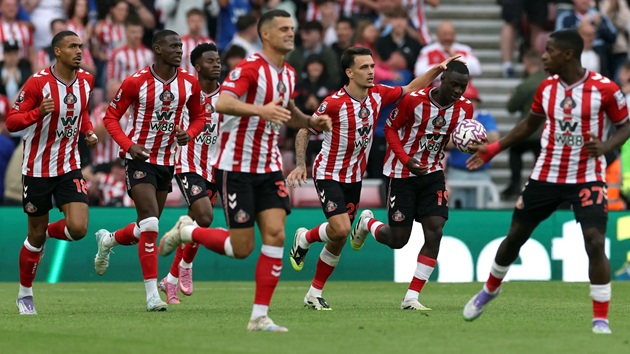 Sunderland chỉ cách top 4 khoảng cách 1 điểm.