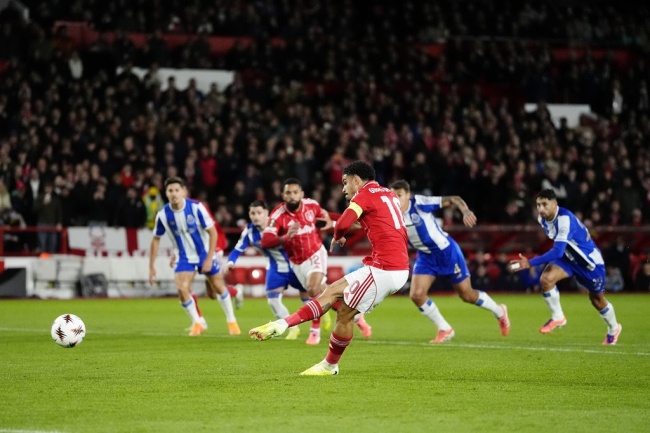 Morgan Gibbs-White mở tỷ số cho Nottingham.