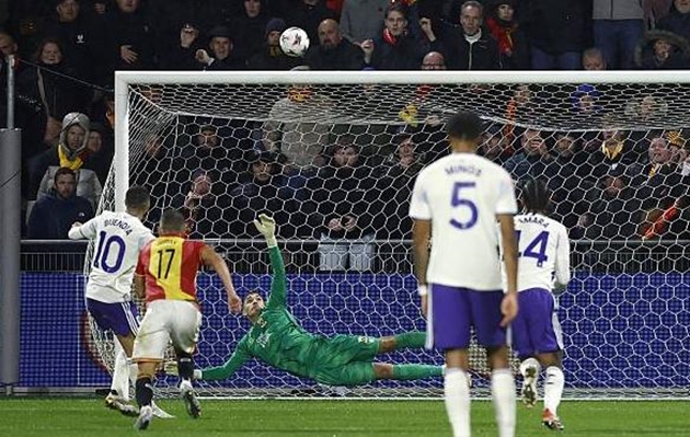 Emiliano Buendia đá hỏng phạt đền khiến Aston Villa thua trận.