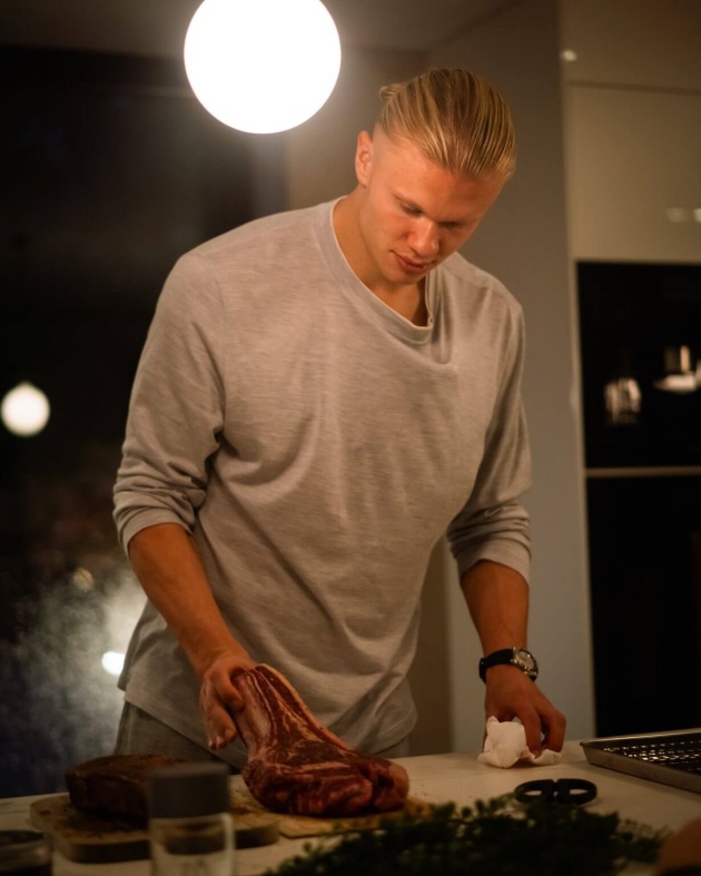 Haaland gây chú ý khi tự nấu ăn.