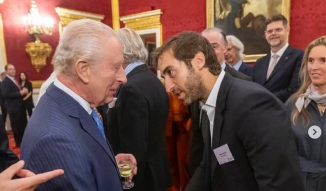 Mathieu Flamini gặp gỡ Vua Charles III.