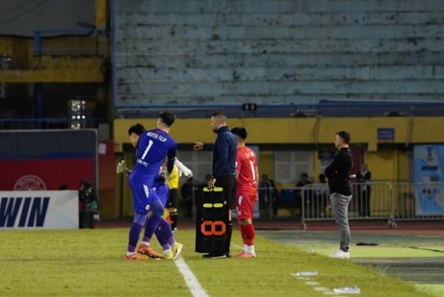 Ảnh bài viết Filip Nguyễn động viên đàn em sau trận hòa trước Macarthur