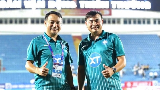 Ông Nguyễn Trung Kiên (bên phải) từng là cầu thủ đắt giá nhất V.League.