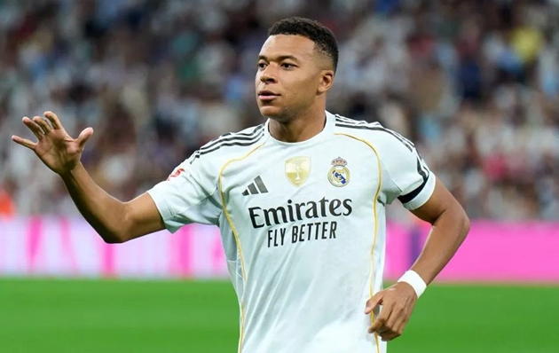 Kylian Mbappe có thể khoảng trống ở hàng phòng ngự Barcelona.