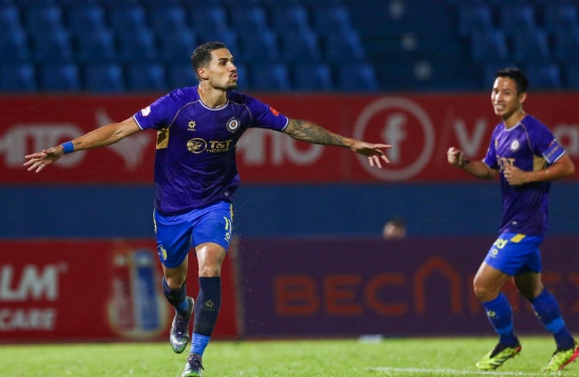 Hoàng Hên ghi bàn cho Hà Nội FC.