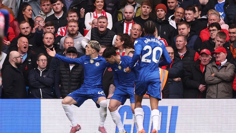 Garnacho ăn mừng sau bàn mở tỷ số sớm.