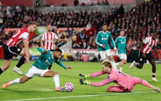 Salah ở trận đấu Brentford.