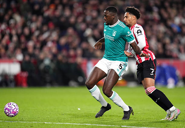 Ibrahima Konate - 5.8 điểm. Trung vệ người Pháp vẫn chơi thiếu chắc chắn và khiến Liverpool không thể giữ sạch lưới trước Brentford.
