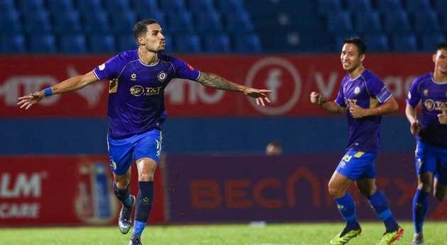 Hoàng Hên ghi bàn đầu tiên cho Hà Nội.