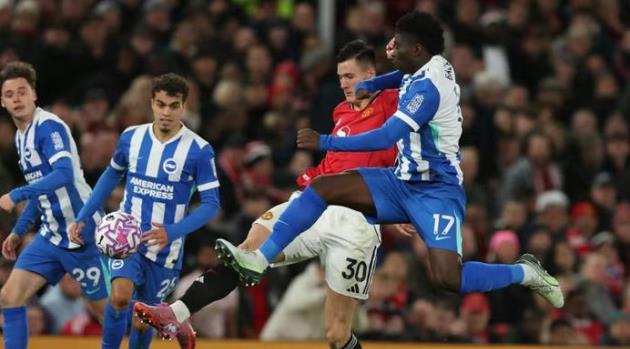 Ảnh bài viết Màn "thử vai" 100 triệu euro thất bại: Casemiro dạy cho Baleba bài học tại Old Trafford