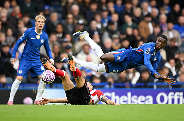 Paul Merson chỉ trích Chelsea sau thất bại trước Sunderland.