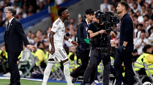 Vinicius tức tối rời sân giữa El Clasico, từ chối bắt tay Alonso