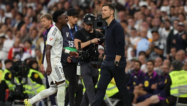 Vinicius bực tức khi bị thay ra ở hiệp hai.